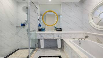 Un bagno moderno con doccia vetro, mobile lavabo con specchio e vasca da bagno.
