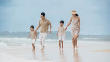 Playa privada, sillas reclinables de playa, sombrillas, toallas de playa