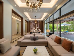 Villa, 3 Bedrooms | Gebar bulu kapas, bar mini, peti besi dalam bilik, meja 