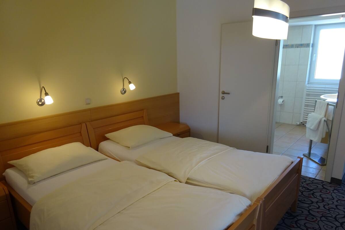Escritorio, cunas, wifi gratis y ropa de cama