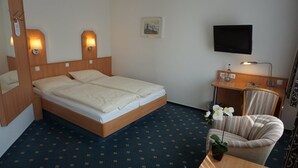 Desk, cribs (surcharge), WiFi (free), bed sheets - Hotel Restaurant Im Winkel (Elmshorn)