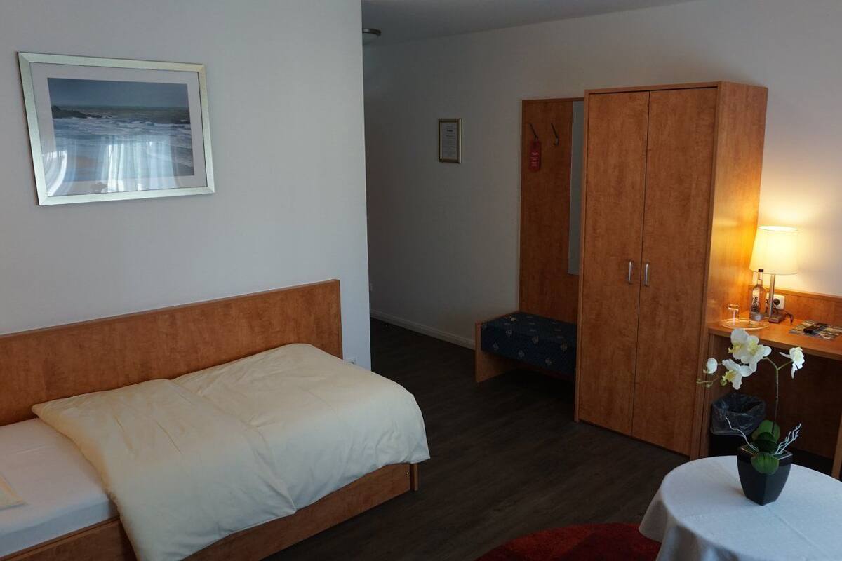 Escritorio, cunas, wifi gratis y ropa de cama