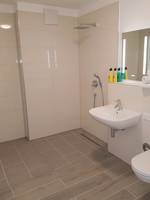 Shower, free toiletries, hair dryer, towels - 12Apart Düsseldorf Hilden (Hilden)