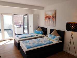 Studio | Laptop workspace, iron/ironing board, free cribs/infant beds, free WiFi - 12Apart Düsseldorf Hilden (Hilden)