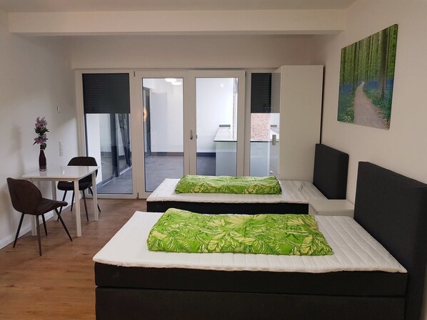 Laptop workspace, iron/ironing board, free cribs/infant beds, free WiFi - 12Apart Düsseldorf Hilden (Hilden)