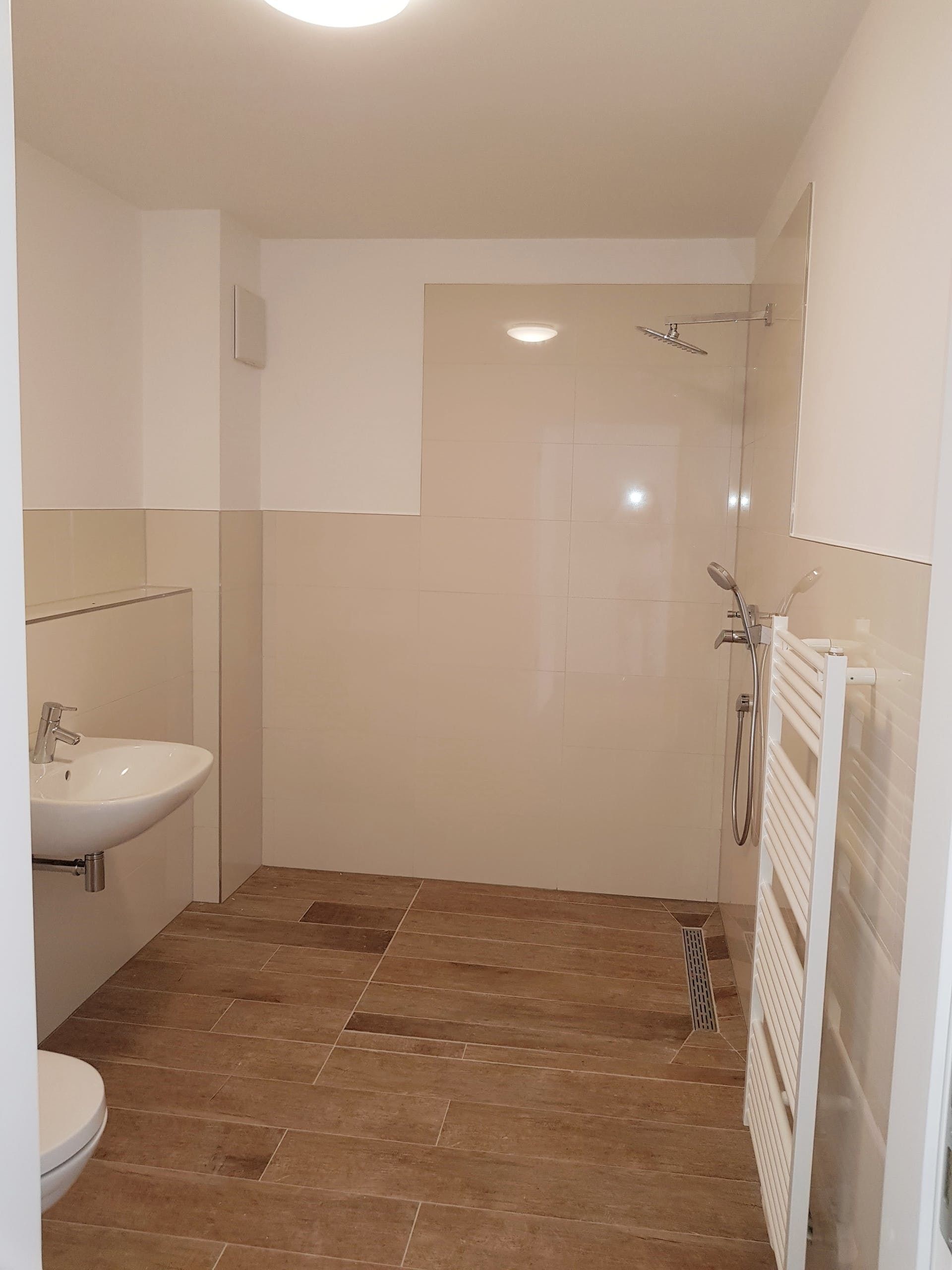 Une salle de bain avec une douche, un lavabo et des toilettes.