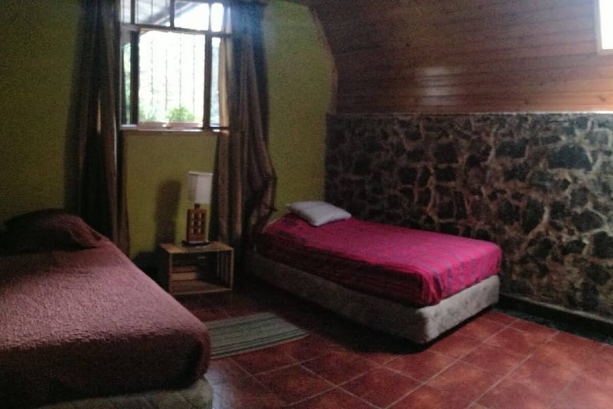 Kamar Double Klasik, 2 Tempat Tidur Twin, Bebas Asap Rokok | Wi-Fi gratis dan seprai linen