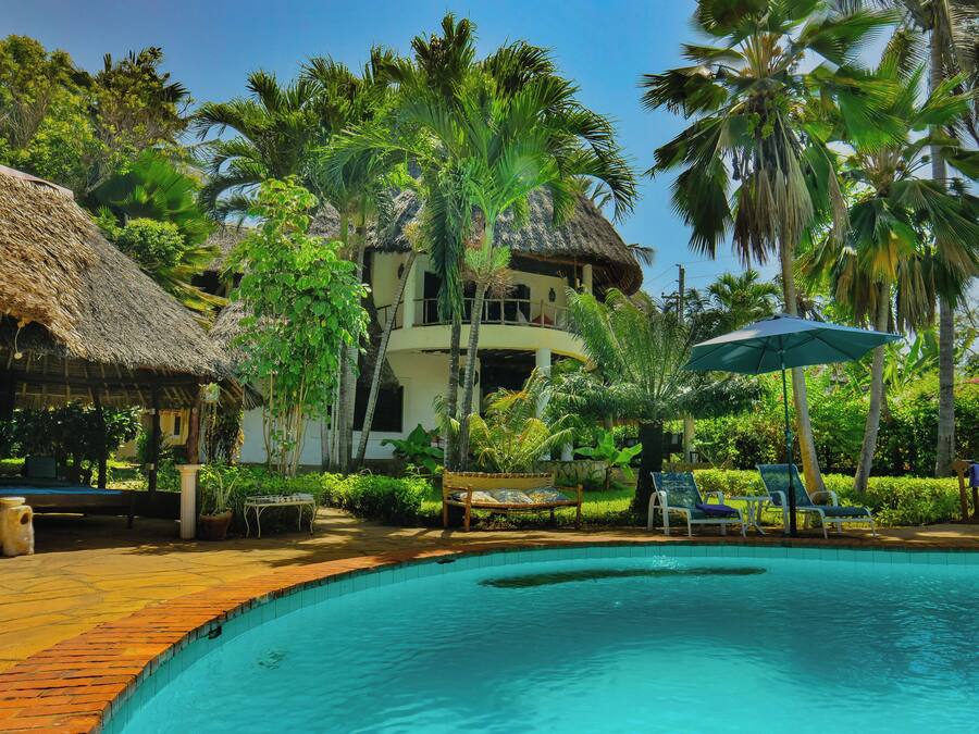 Una piscina al aire libre