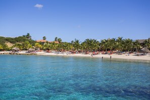 On the beach, white sand, sun loungers, beach umbrellas - Blue Bay Exclusive (Sint Michiel)