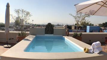 Alberca al aire libre y sombrillas en la alberca