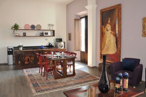 Luxury Apartment, Non Smoking | Living area | 42-inch flat-screen TV with cable channels, TV, Netflix - Carlota (Guadalajara)