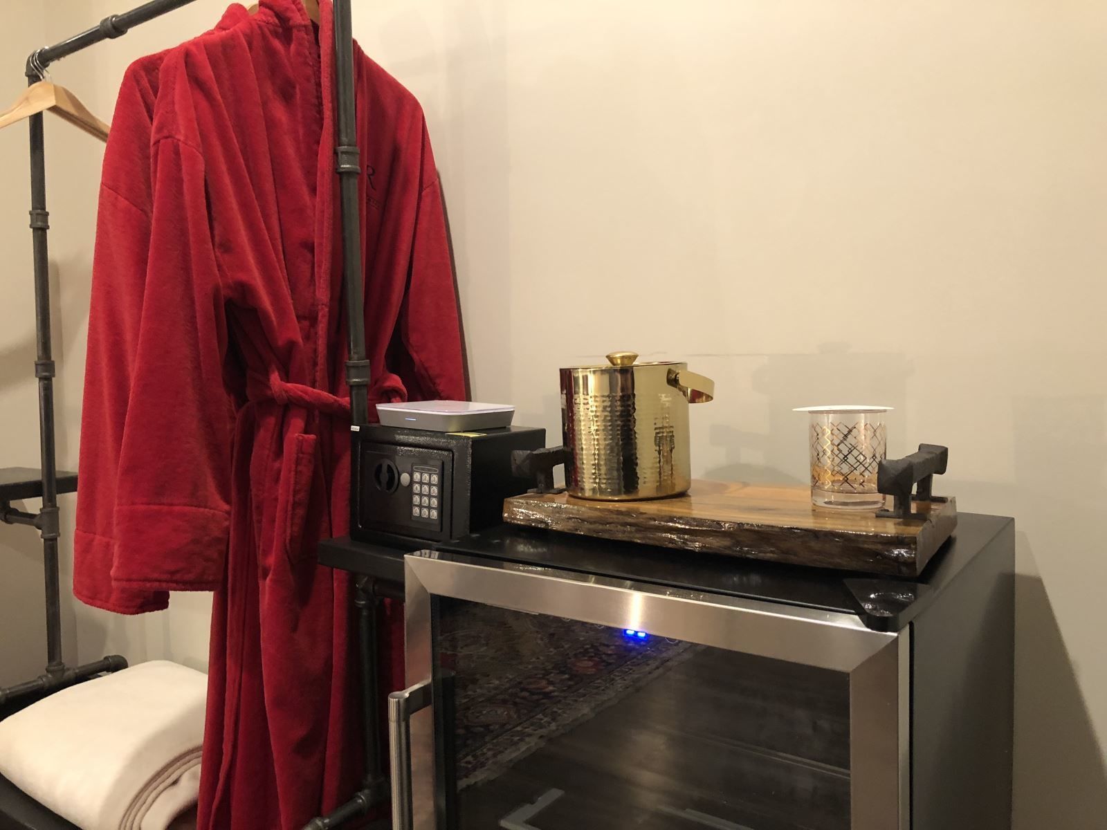 deluxe single room, 1 king bed, no windows | 1 bedroom, premium bedding, pillow-top beds, minibar