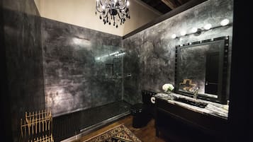 Superior-Suite, 1 King-Bett | Badezimmer | Designer-Toilettenartikel, Haartrockner, Bademäntel