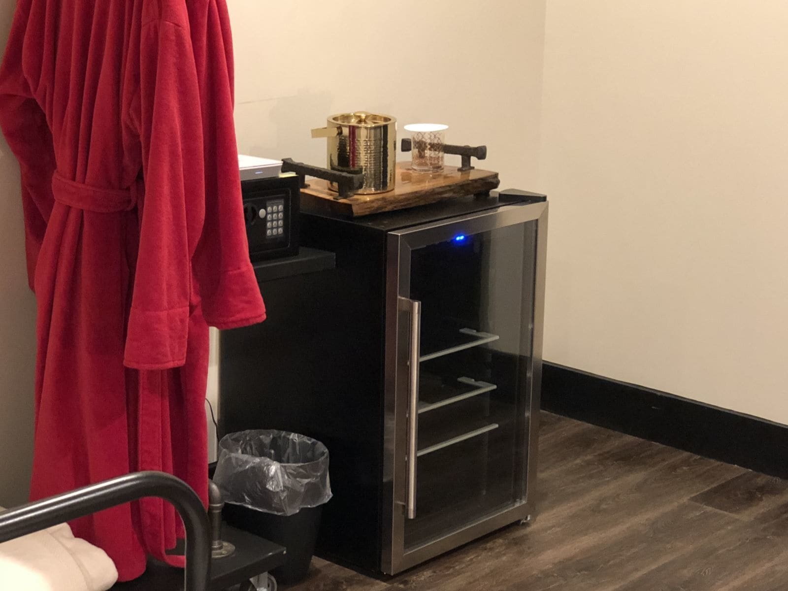 deluxe single room, 1 king bed, no windows | 1 bedroom, premium bedding, pillow-top beds, minibar