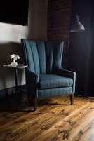 Ropa de cama de alta calidad, colchones con pillow-top y minibar