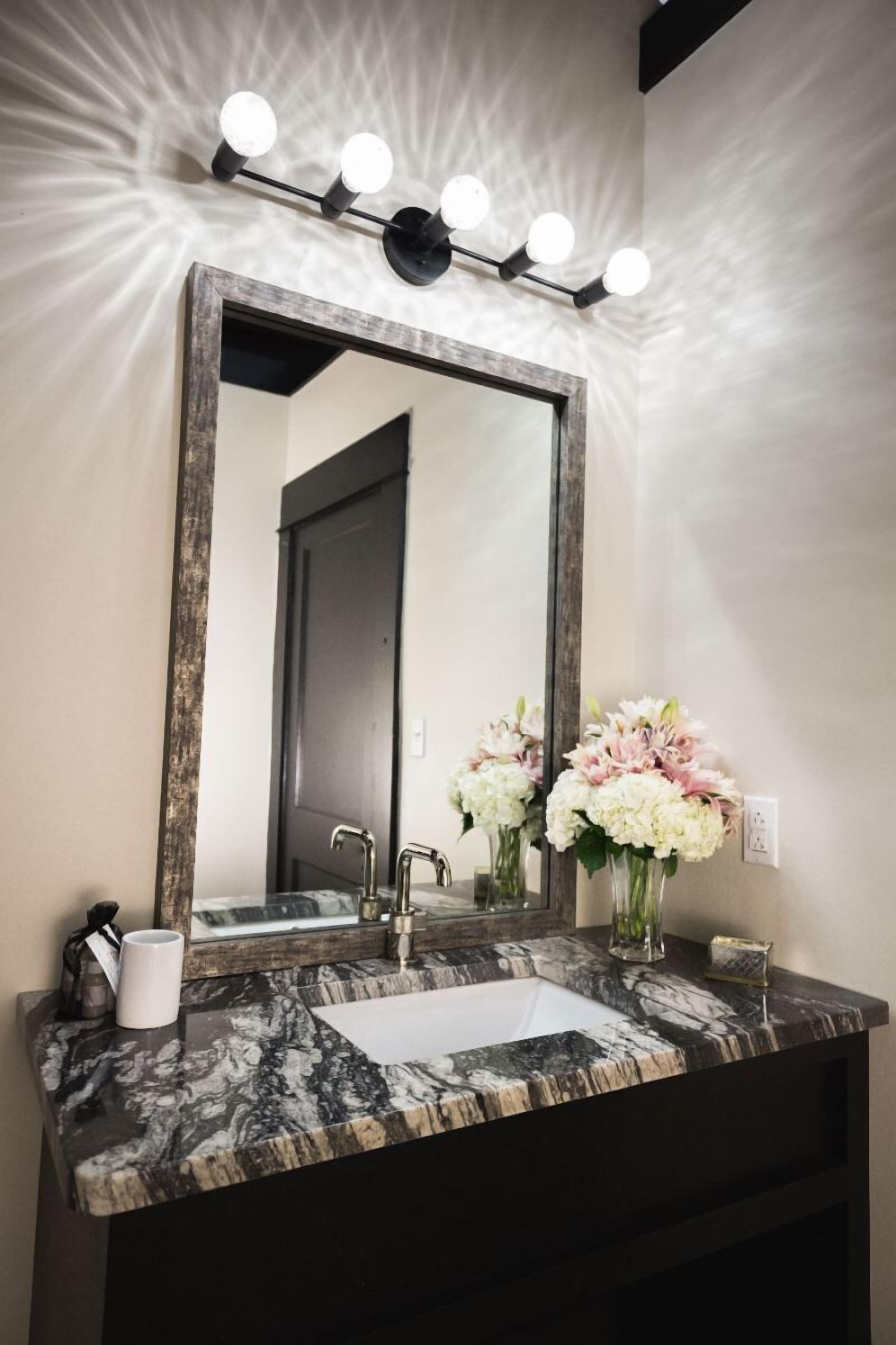 superior suite, 1 king bed | 1 bedroom, premium bedding, pillow-top beds, minibar