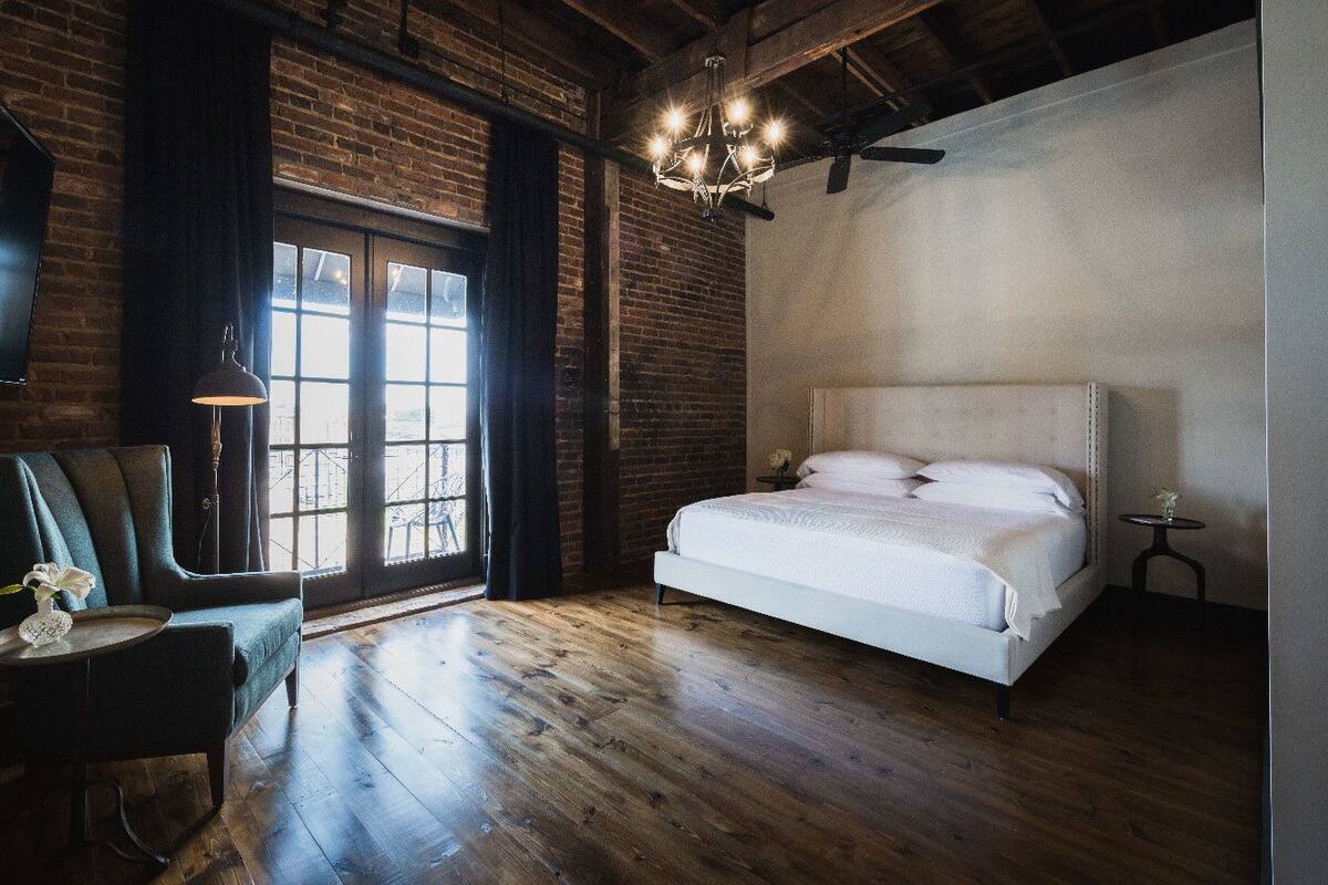 Superior Suite, 1 King Bed | Premium bedding, pillowtop beds, minibar, in-room safe
