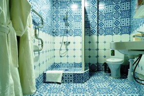 Suite | Badezimmer | Dusche, kostenlose Toilettenartikel, Haartrockner, Hausschuhe