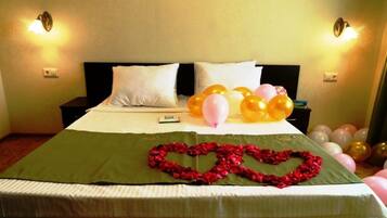 Sviitti | Pimennysverhot, silitysrauta/-lauta, vuodevaatteet