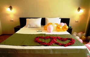 Sviitti | Pimennysverhot, silitysrauta/-lauta, vuodevaatteet