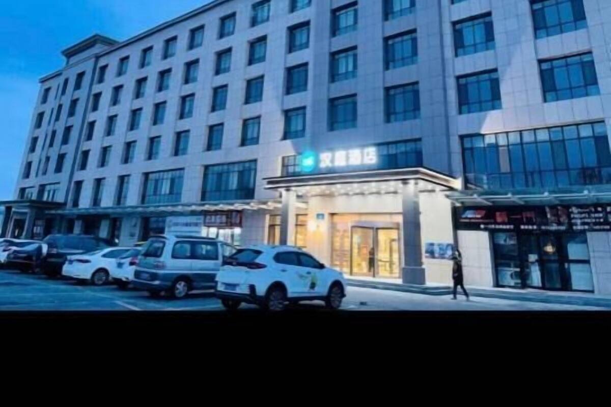 Een hotel met meerdere verdiepingen, een moderne gevel, grote ramen en een duidelijke entree.