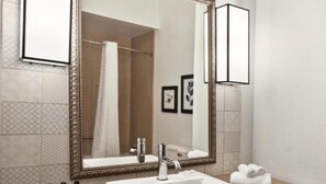 Baignoire, articles de toilette (gratuits), séchoir à cheveux