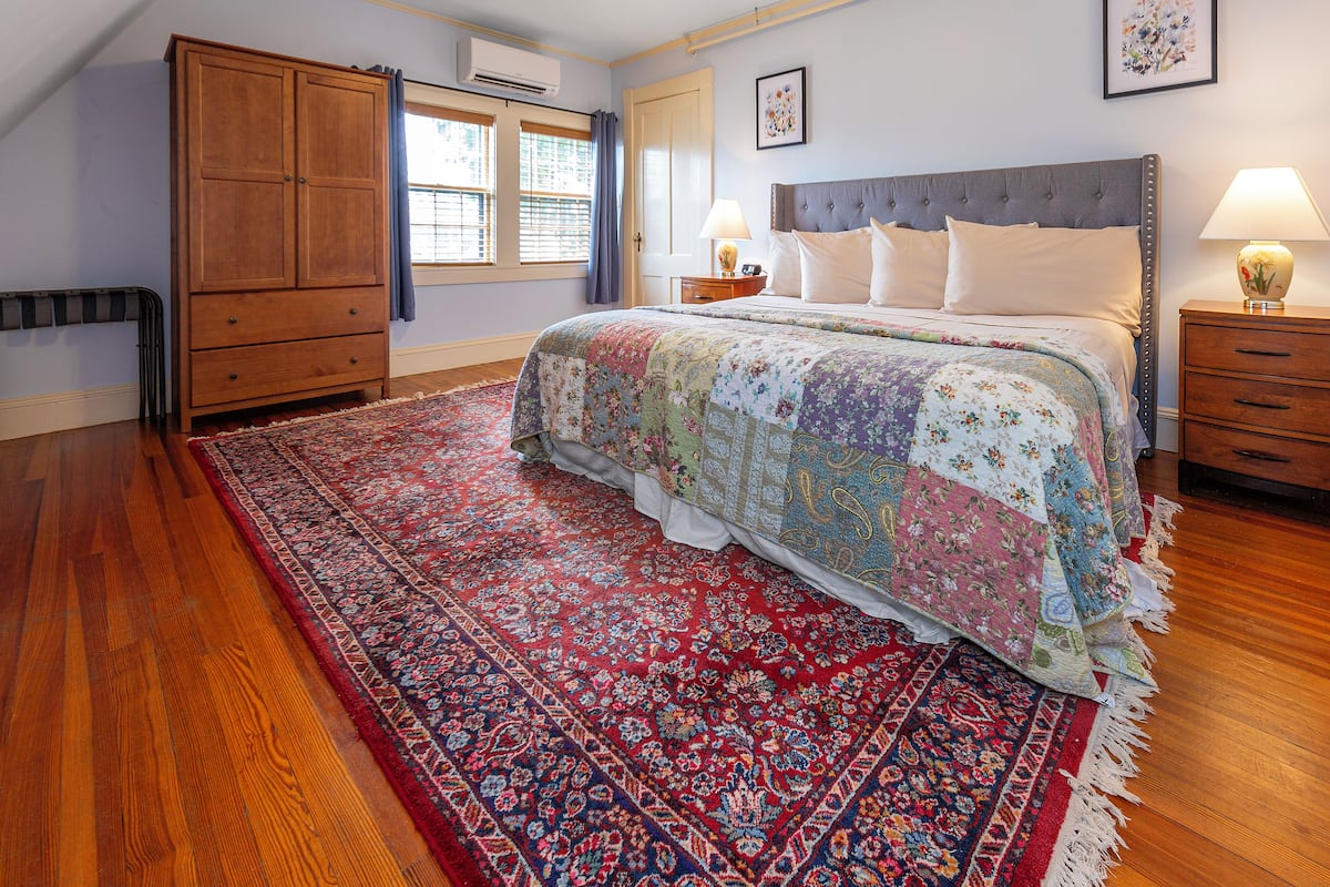 Premier Room, 1 King Bed, Non Smoking | Individually decorated, individually furnished, iron/ironing board