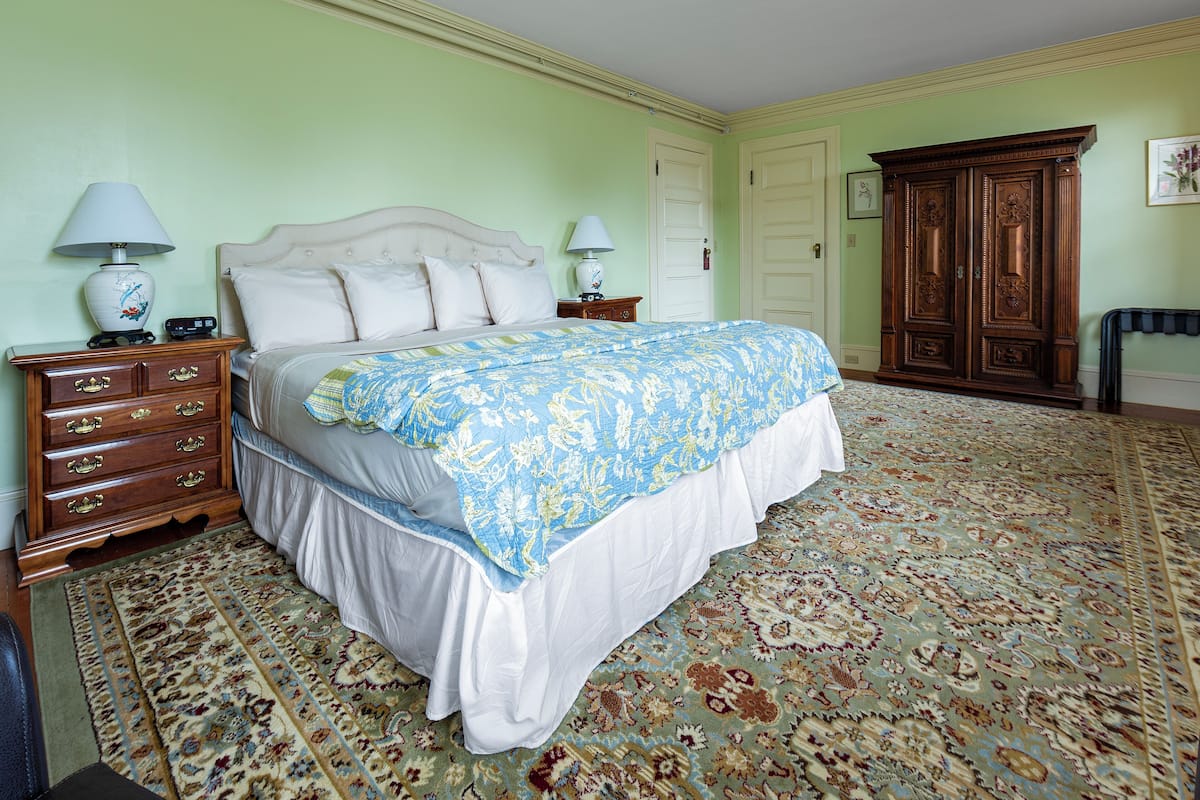 Deluxe Room, 1 King Bed, Non Smoking | Individually decorated, individually furnished, iron/ironing board