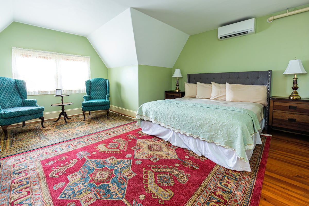 Premier Room, 1 King Bed, Non Smoking | Individually decorated, individually furnished, iron/ironing board