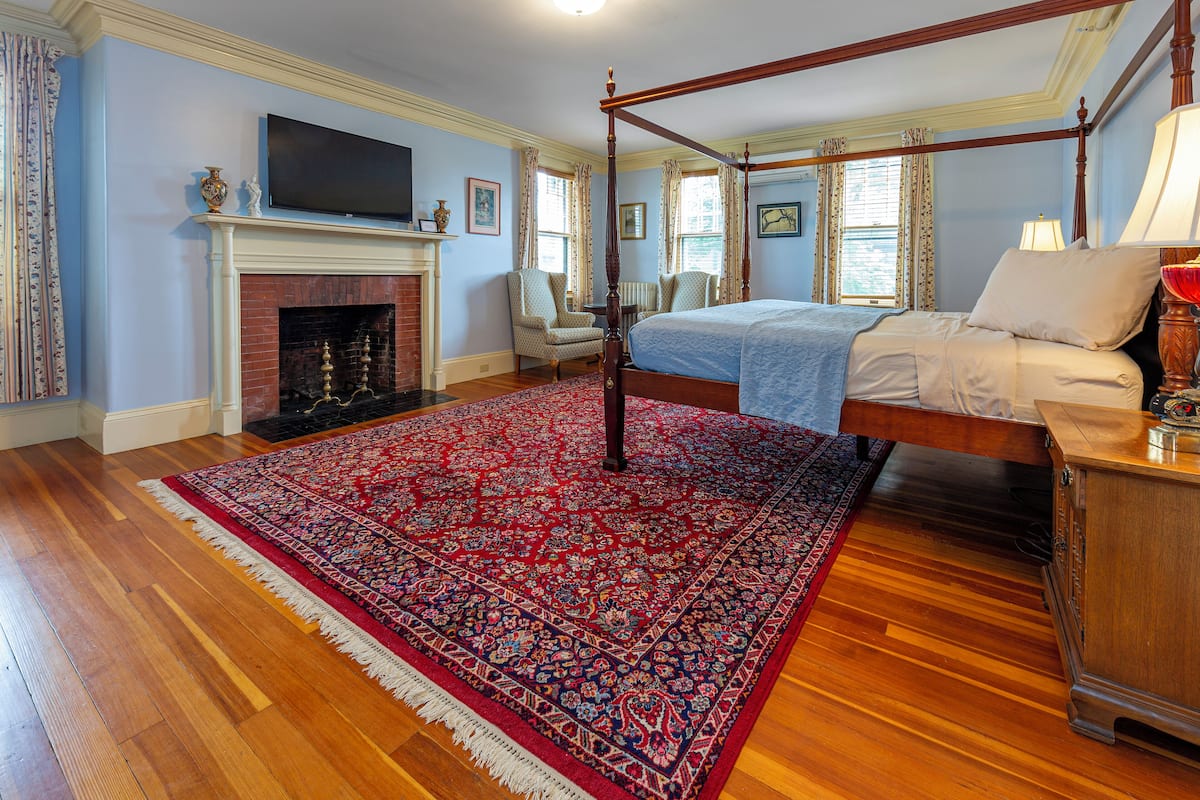 Deluxe Room, 1 King Bed, Non Smoking | Individually decorated, individually furnished, iron/ironing board