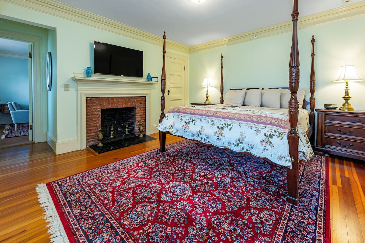 Premier Room, 1 King Bed, Non Smoking | Individually decorated, individually furnished, iron/ironing board