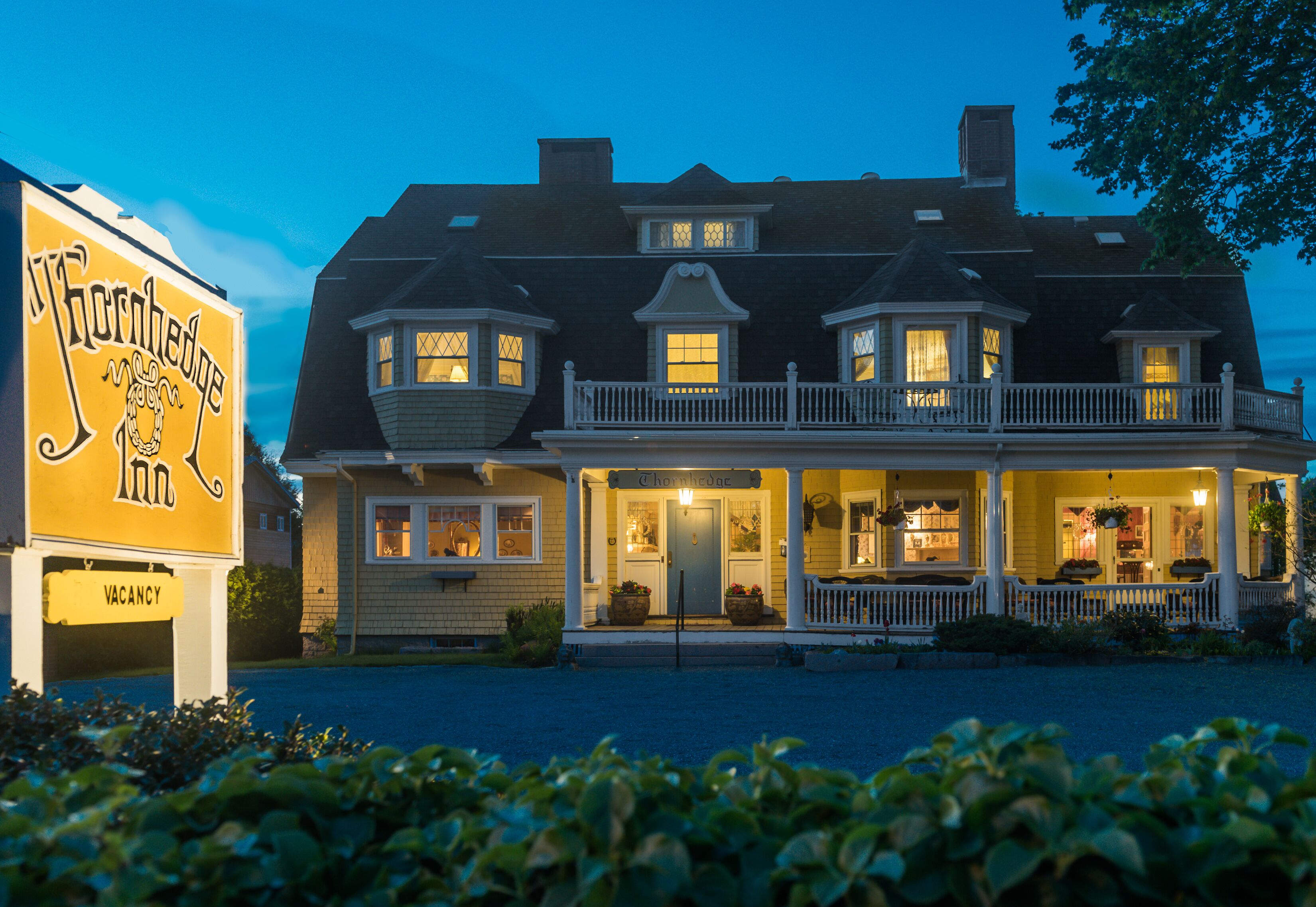 住宿正面 - 傍晚/夜晚