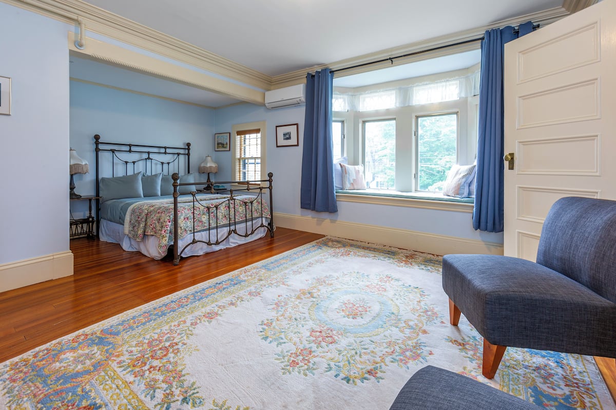 Deluxe Room, 1 Queen Bed, Non Smoking | Individually decorated, individually furnished, iron/ironing board