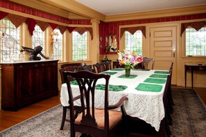 Free daily full breakfast - Thornhedge Inn & Stratford (Bar Harbor)