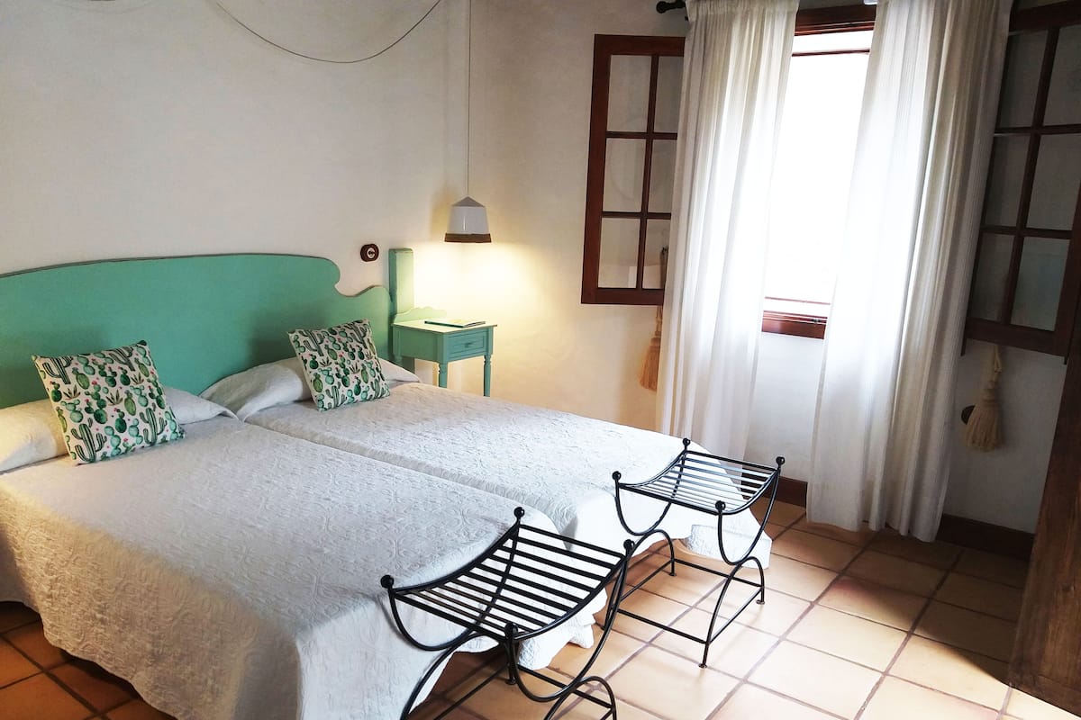 Standard Twin Room (#9 Guisguey) | 1 bedroom, individually decorated, individually furnished