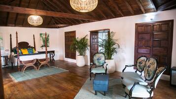 Suite (#6 Antigua) | Individueel gedecoreerd, individueel gemeubileerd
