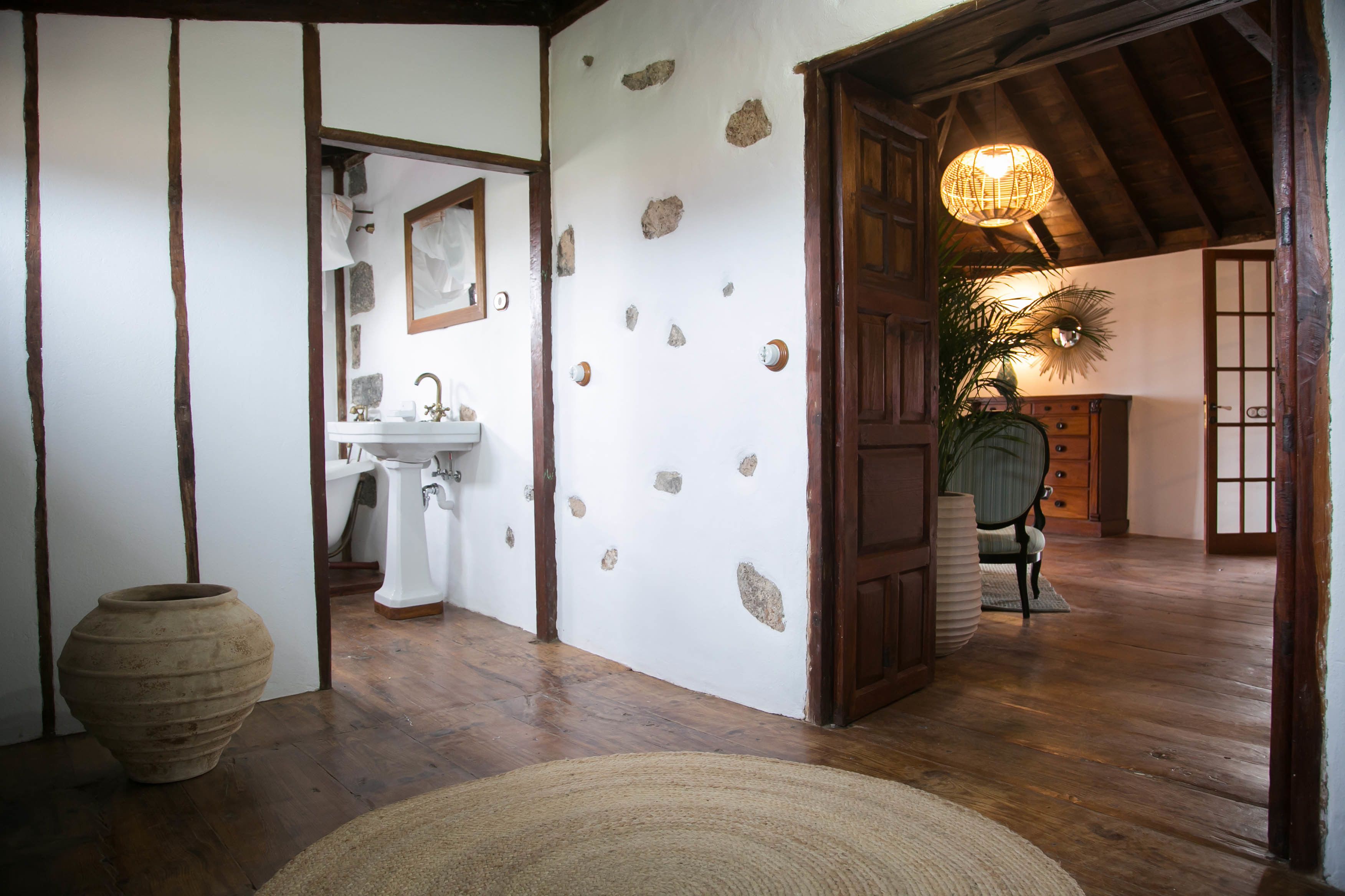 Suite (#6 Antigua) | Decoración individual, mobiliario individual, cortinas opacas