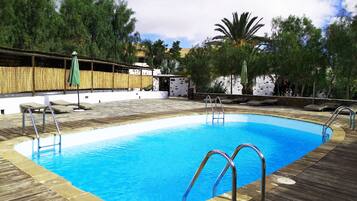 Piscina a l'aire lliure (horari: 10:00-20:00) i gandules