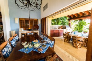 Villa superior, 4 habitaciones, terraza | Zona de estar | Una televisión de pantalla plana, una estación de conexión para iPod