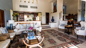 Superior-Villa, 4 Schlafzimmer, Terrasse | Wohnbereich | Flachbildfernseher