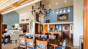 Superior-Villa, 4 Schlafzimmer, Terrasse | Essbereich im Zimmer