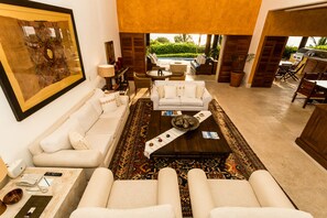 Villa supérieure, 5 chambres, patio | Salle de séjour | Téléviseur à écran plat, station d’accueil pour iPod