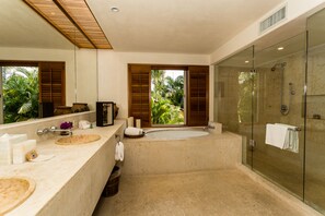 Villa superior, 5 habitaciones, patio | Baño | Tina y regadera independientes y tina profunda 