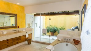 Family Villa, Multiple Bedrooms | 9 bilik tidur, peralatan tempat tidur premium, Wi-fi percuma