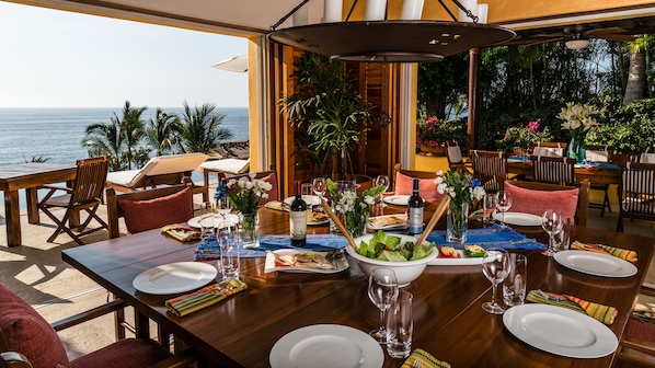 Villa familiale, plusieurs chambres | Repas dans la chambre