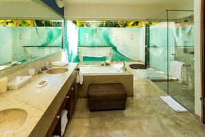 Superior-Villa, 4 Schlafzimmer | Badezimmer | Badewanne und Dusche (separat), Komfortbadewanne
