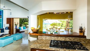 Villa familiar, 6 habitaciones | Cocina privada | Refrigerador con congelador, microondas, horno y parrilla de estufa