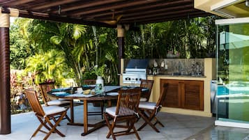 Villa familiar, 6 habitaciones | Terraza o patio