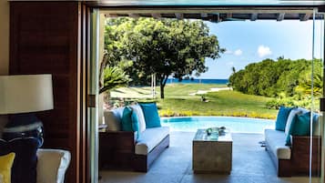 Villa familiar, 6 habitaciones | Área de sala de estar | Televisión de pantalla plana