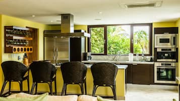 Villa exclusiva, 3 habitaciones | Cocina privada | Refrigerador con congelador, microondas, horno y parrilla de estufa